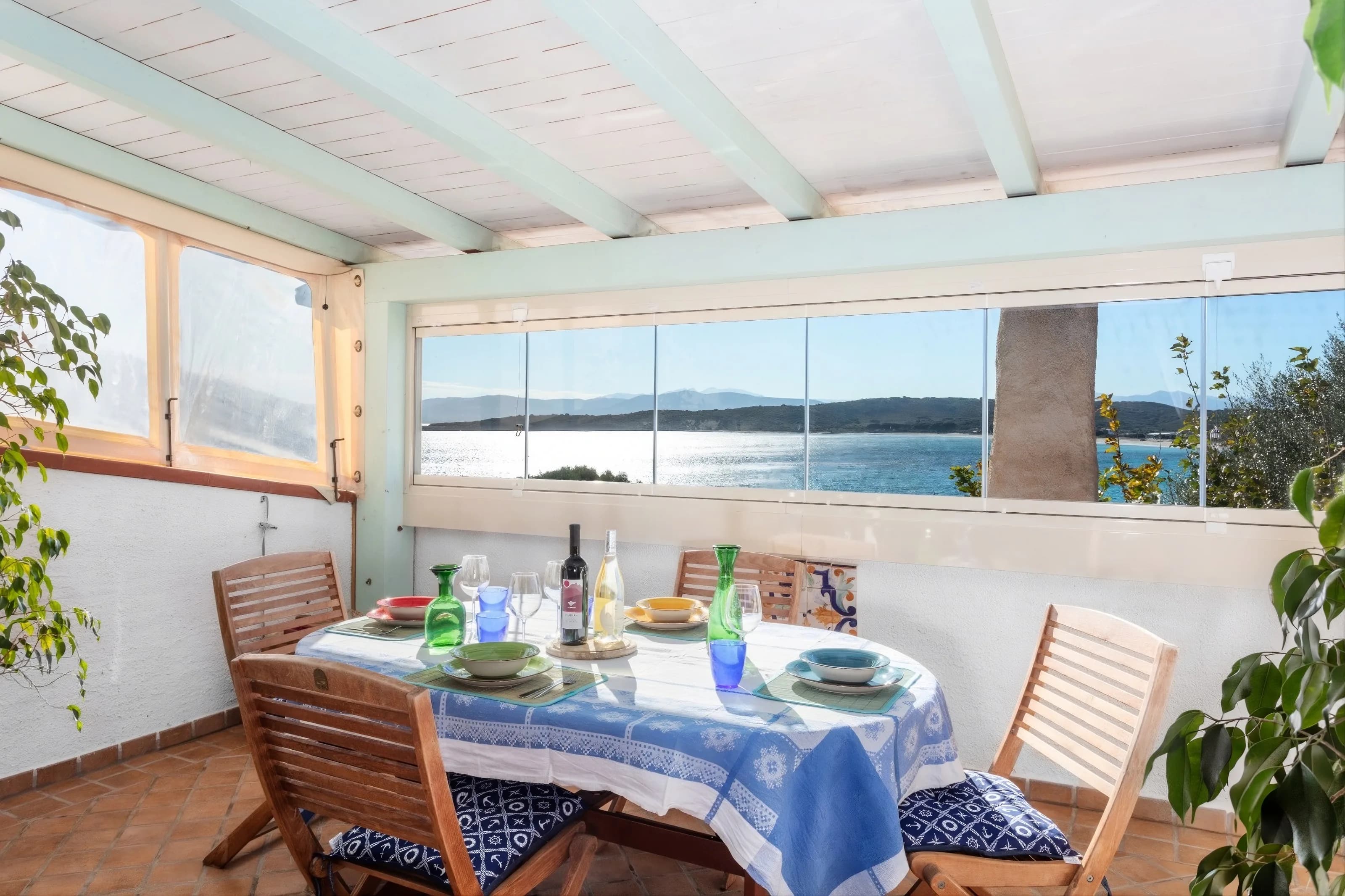 Veranda di una casa sarda affacciata sulle colline della Gallura e sul mare