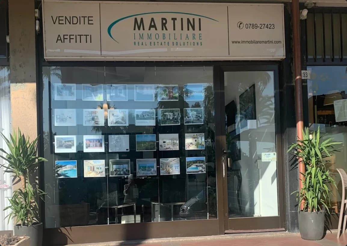 Vetrina dell’agenzia Immobiliare Martini presso il Centro Martini a Olbia, in Sardegna